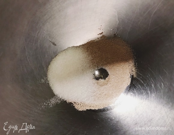 Берем 11 г сухих дрожжей и 15 г сахара. Высыпаем в глубокую миску, где потом будем месить тесто.