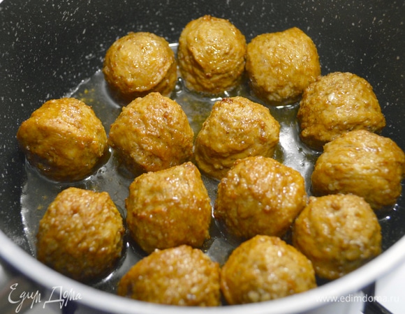 Фарш, хлеб после заморозки, молоко, воду, лук, чеснок, яйцо, укроп, паприку, черный перец и соль — все тщательно перемешать, измельчить, отформовать (рекомендую использовать форму для выкладки мороженого) и заморозить в течение часа. После этого налить в сотейник масло, положить тефтели, добавить воду, накрыть крышкой. Готовить 15 минут на медленном огне с момента закипания жидкости.