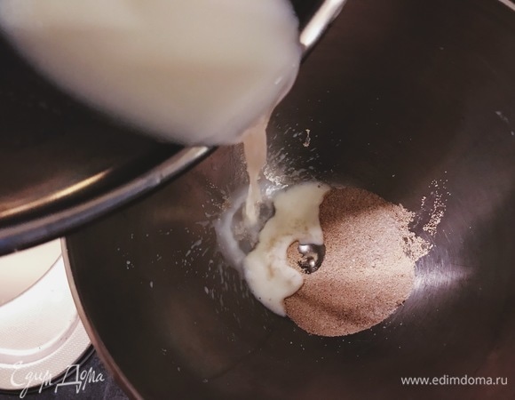 Добавляем 60 г теплого молока, накрываем пищевой пленкой и убираем в тепло на 10 минут.