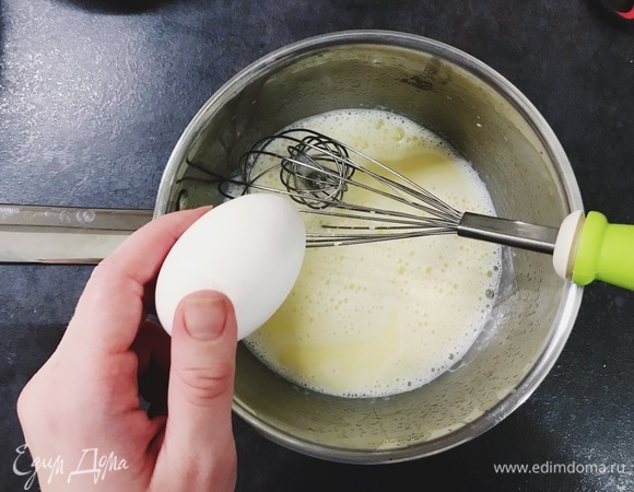 Снимаем с огня и добавляем 1 куриное яйцо. Перемешиваем венчиком.