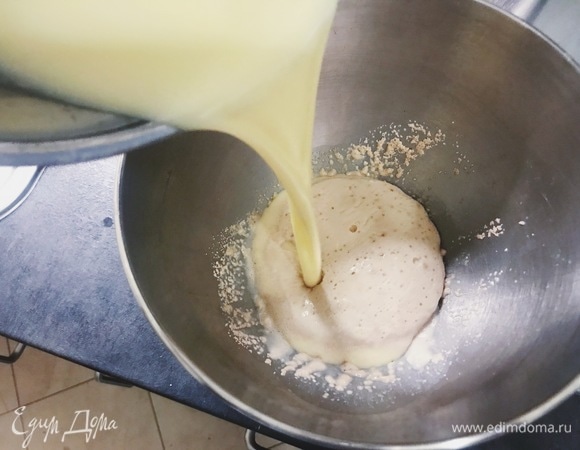 Далее эту молочную смесь вливаем в дрожжи. Они должны увеличиться в размере и немного пениться. Затем снова все перемешиваем.