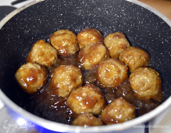 Добавить к соусу тефтельки, хорошо прогреть, тщательно перемешать (минуты 3–4).