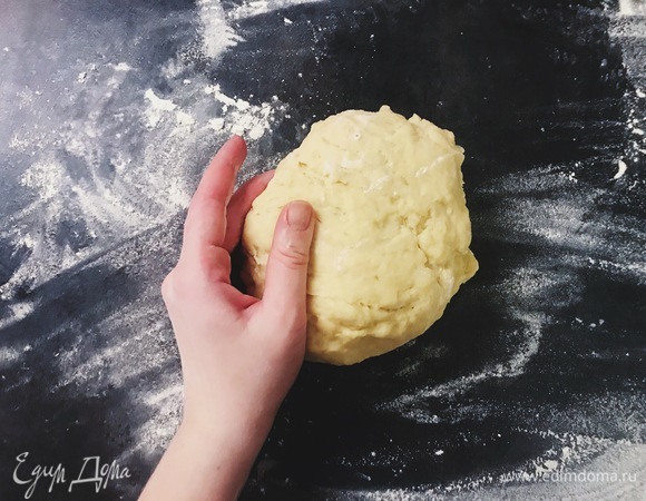 В два шага добавляем 450 г муки и замешиваем тесто.