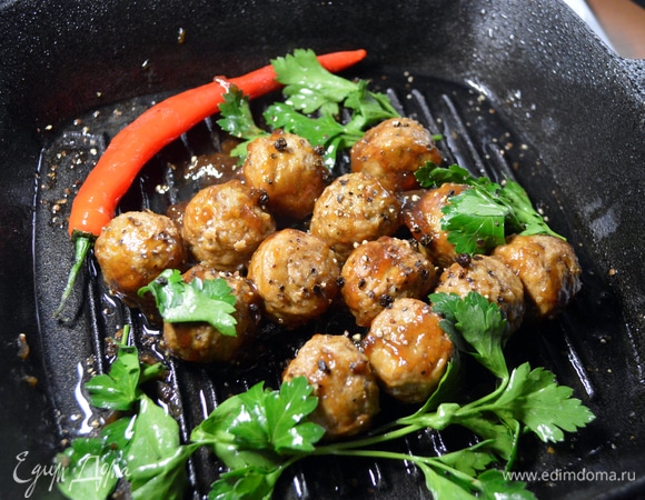 Отправить все на толстостенную чугунную сковороду. Добавить коньяк, перец чили, перец горошком и черный перец крупного помола, любимую зелень (к примеру, петрушку). Готовить, помешивая, чтобы дать раскрыться ароматам (минуты 3–4).