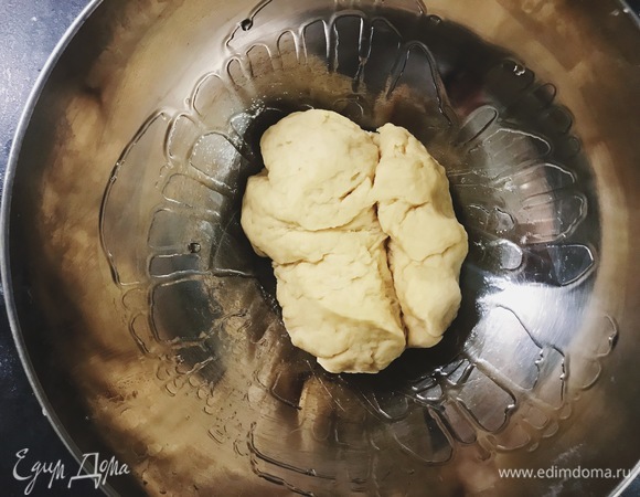 Большую миску смазываем растительным или оливковым маслом и перекладываем в нее получившийся комочек теста. Накрываем миску пищевой пленкой и убираем в тепло на час.
