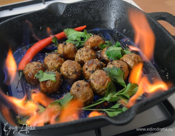 Добавить коньяк, поджечь лучиной, дать спирту выгореть при помешивании. Появится особый вкус и корочка на каждой из тефтелинок. И можно подавать к столу. Огонь меняет энергетику блюда и улучшает вкус. Успех блюду обеспечен!