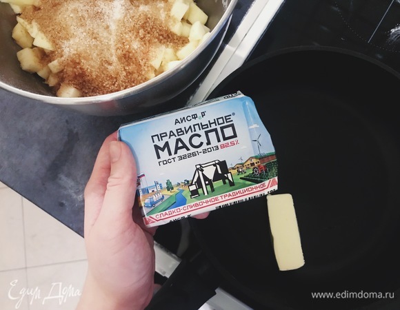 Растапливаем на сковороде 25 г сливочного масла.