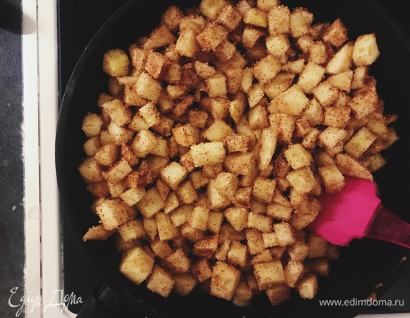 Карамелизируем яблоки.