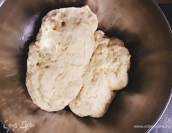 Спустя час достаем тесто. Оно должно сильно увеличиться в объеме.