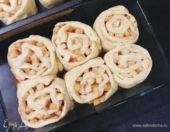 Разрезаем на ровные части и перекладываем в форму. Затем снова накрываем пищевой пленкой и ставим в тепло на 10 минут. После этого ставим в заранее разогретую до 180°C духовку на 25 минут до образования румяной корочки.
