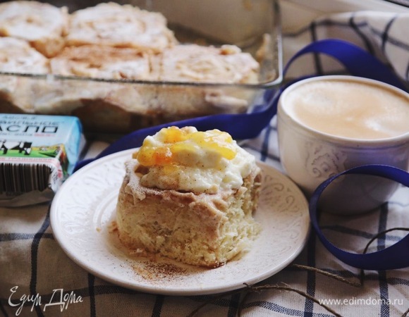 Можно уже смело подавать булочки к столу, а можно еще сделать крем: смешать 150 г творожного сыра с сахарной пудрой и корицей. Кремом покрыть горячие булочки. Получается очень вкусно! Таким же образом вы можете сделать булочки без яблок, в тесто по желанию можно добавить больше сахара (на этапе добавления муки).