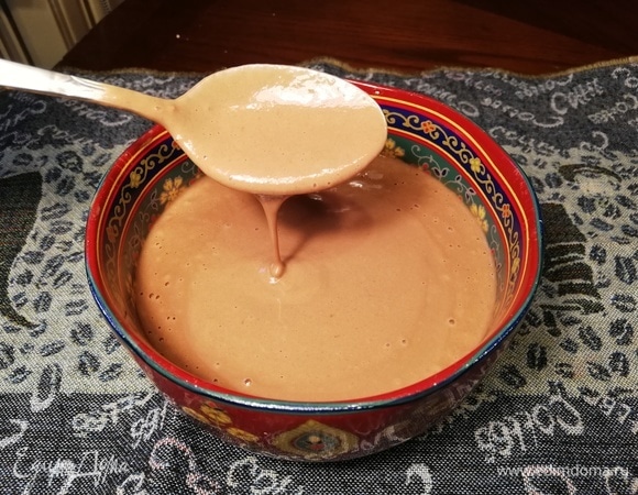 Смешиваем в блендере воду, бананы, соль, ваниль, кокосовое масло и какао. Добавляем муку и снова смешиваем. Добавляем соду, гашенную рисовым уксусом (или яблочным). Из полученного теста жарим на сковороде блины.