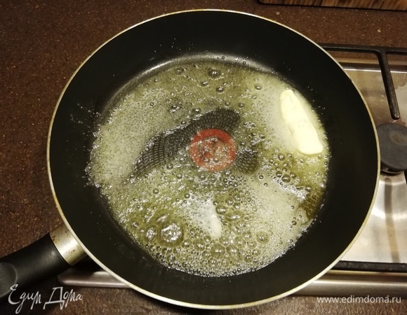 Растапливаем на сковороде сливочное масло.