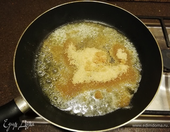 Добавляем тростниковый сахар, хорошо перемешиваем.