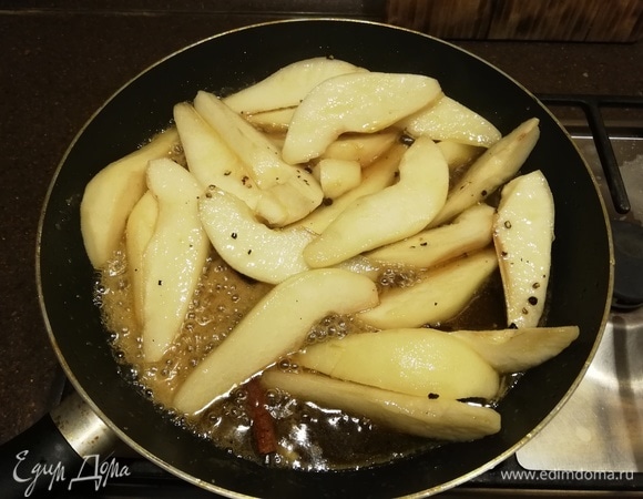 Добавляем груши, молотый черный перец, гвоздику и палочку корицы. Тушим на медленном огне несколько минут.