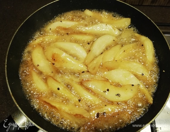 Добавляем яблочный сок и белое сухое вино и готовим 15 минут, перемешивая груши и поливая их полученной карамелью.