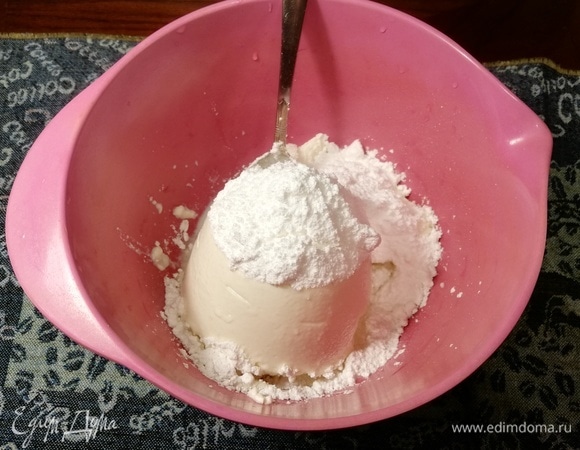 Рикотту и сахарную пудру перемешиваем или взбиваем миксером на самой низкой скорости.