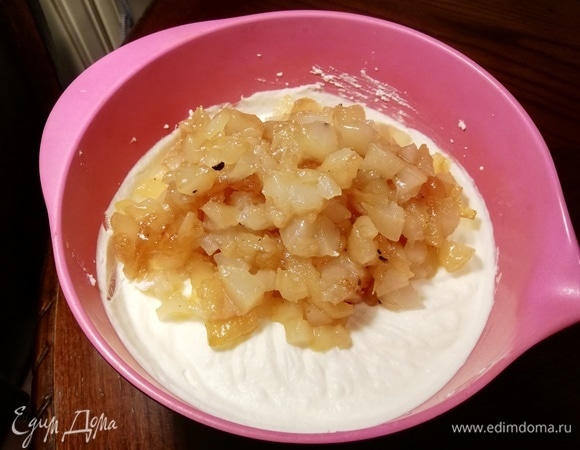 Карамелизированную грушу добавляем к полученному крему и охлаждаем в холодильнике 30–40 минут.