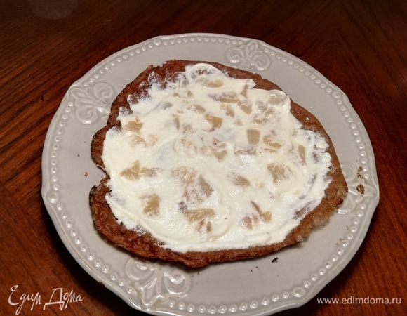 Полученную начинку распределяем на блинчики и заворачиваем.