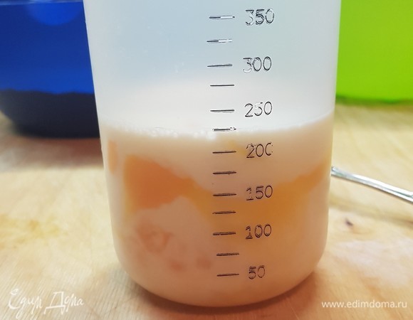 Яйца положить в стакан. Слегка их размешать и залить теплым молоком (220 мл).