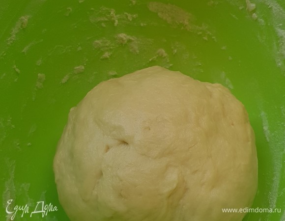 Муку смешать с сахаром, солью и дрожжами. Влить яично-молочную смесь в муку. Замесить тесто. Сначала оно будет очень липким, будет казаться, что срочно надо добавить муки. Подождите, скоро тесто станет послушным и гладким. В самом конце постепенно добавить сливочное масло комнатной температуры. Накрыть миску с тестом и поставить в холодильник на 12 часов.