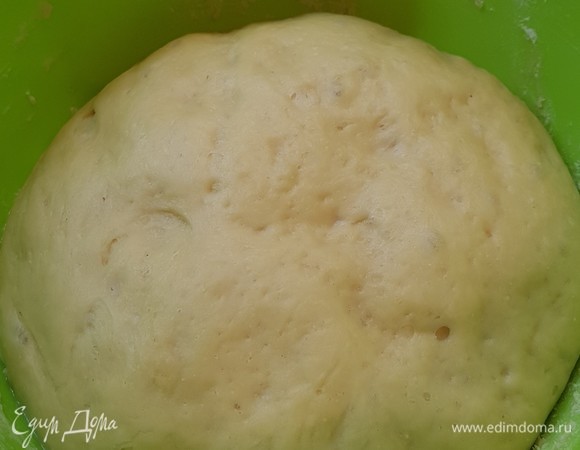 Вот так тесто выглядит после ночи, проведенной в холодильнике. Оно прекрасно подошло.