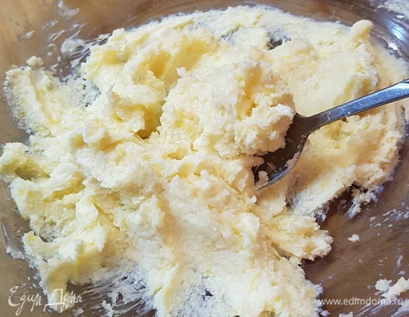 Для начинки сливочное масло комнатной температуры растереть с сахаром и цедрой от двух лимонов. Орехи (у меня грецкие) мелко порубить.