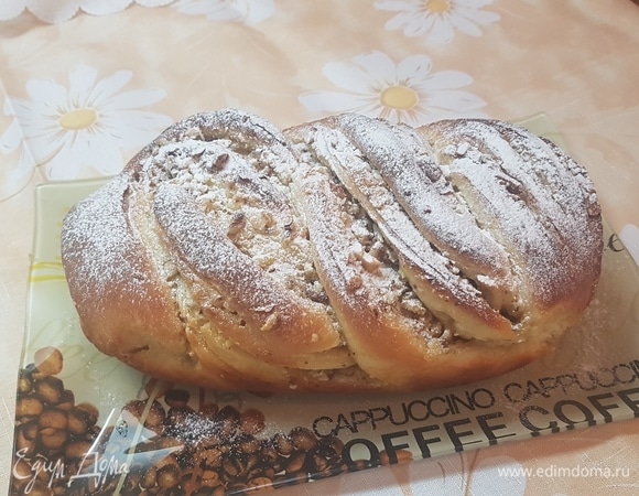 Посыпать сахарной пудрой.