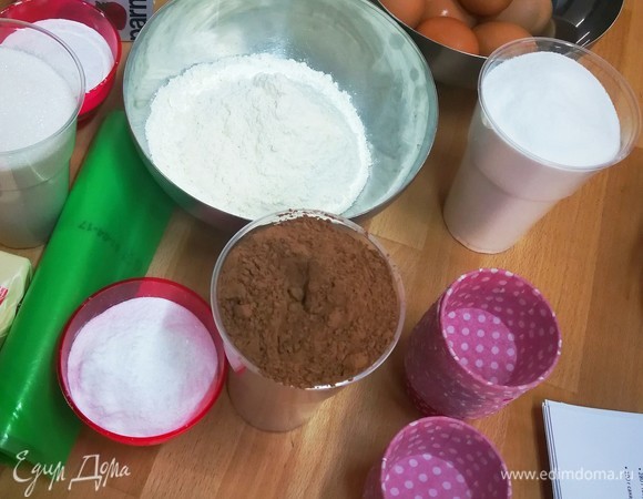 Масло комнатной температуры взбить с сахаром. Далее, продолжая взбивать, добавить по одному яйца и взбить смесь до однородности. Добавить сметану (можно заменить сливками), перемешать.⠀