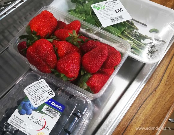 Сделать конфитюр: проварить ягоды с сахаром до загустения и дать остыть. Приготовить крем-чиз. Для этого нужно взбить холодные сливки, затем взбить творожный сыр с сахарной пудрой и соединить обе массы, взбить миксером их вместе. В остывших капкейках вырезать серединку и наполнить их ягодной начинкой. Переложить крем-чиз в кондитерский мешок с насадкой и сделать кремовую шапочку.