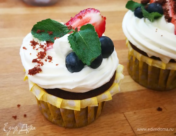 Можно украсить капкейк свежими ягодками, кусочками фруктов, кондитерскими посыпками, бусинами, шоколадной крошкой или веточкой мяты. Приятного аппетита!