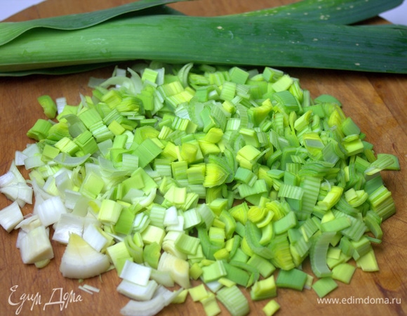 Теперь сам суп. Нарезать обычный лук или лук-порей, как у меня.