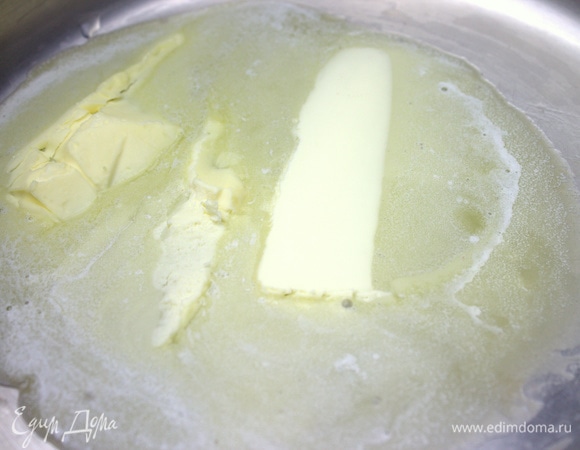 Растопить в кастрюле с толстым дном сливочное масло.