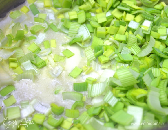 Высыпать лук в масло и обжарить, энергично помешивая,чтобы не подгорел.