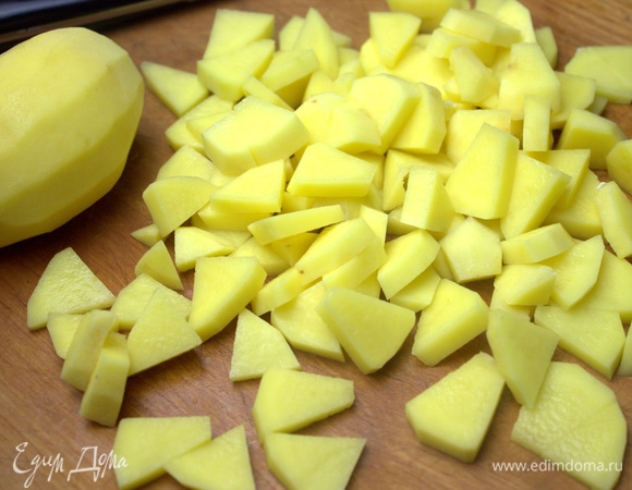 Картофель нарезать, как нравится.