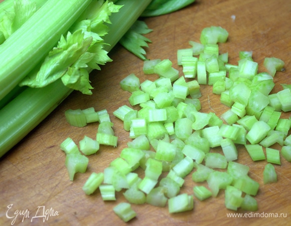 Добавка от меня — сельдерей. Нарезать как можно мельче.