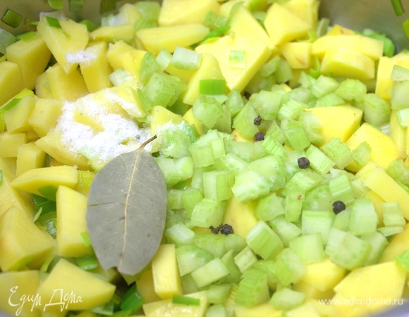 Высыпать в кастрюлю вместе с лавровым листом, перцем и солью.