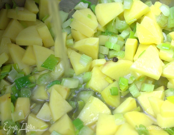 Немного еще подержать на огне и влить бульон. Нагреть и варить до готовности картошки.