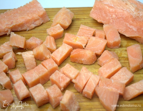 Нарезать лосося средними кубиками. Замороженную рыбу очень удобно нарезать.
