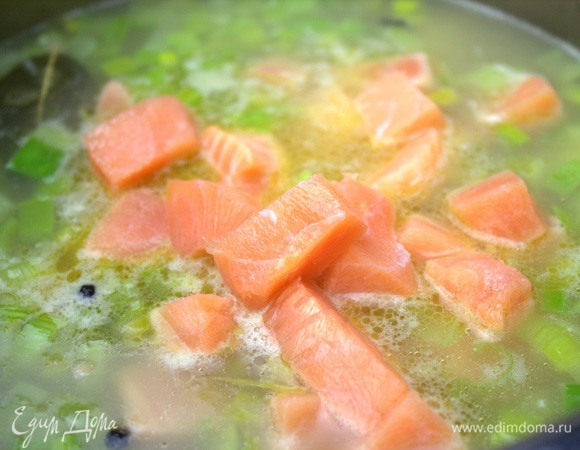 Высыпать в горячий суп.