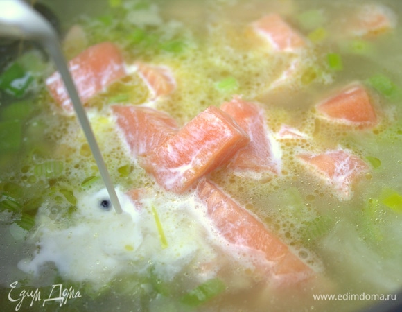 Когда суп с рыбой поварится минут 5, влить сливки. У автора сливки жирностью 38%, но я брала «кофейные» — они всегда есть в доме. Вы можете использовать жирные.