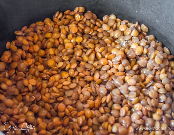 Варим чечевицу на медленном огне 15 минут, вода должна почти вся впитаться.