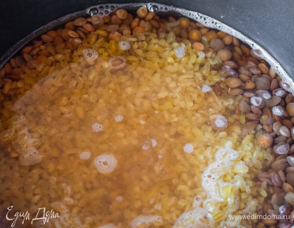 Подливаем воды (50–100 мл), добавляем булгур ТМ «Националь» (промывать не нужно).