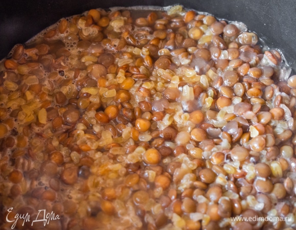Варим около 7–10 минут на медленном огне. Когда основная часть воды впитается и выпарится, выключаем огонь и даем настояться под крышкой 20–30 минут до полного впитывания влаги.