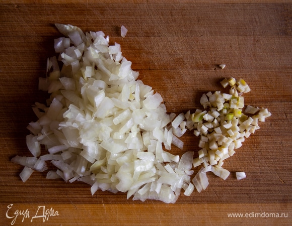Пока основа оладий отдыхает, мелко режем лук и чеснок.
