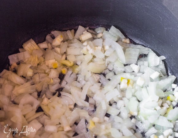 Обжариваем лук и чеснок на масле.