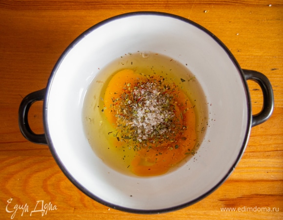 В яйца добавляем соль и специи по вкусу. В моем случае это шафран и смесь сухих греческих трав. Слегка взбиваем вилкой. Даем постоять, чтоб сухие травы набухли и отдали вкус.