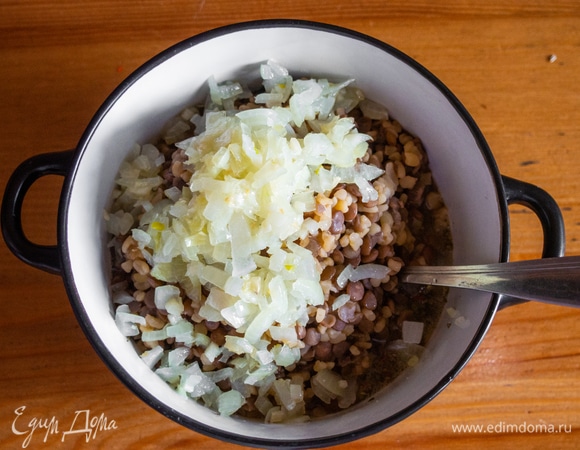 Когда чечевица с булгуром будут готовы, добавляем лук, перемешиваем. Добавляем яичную смесь, перемешиваем.