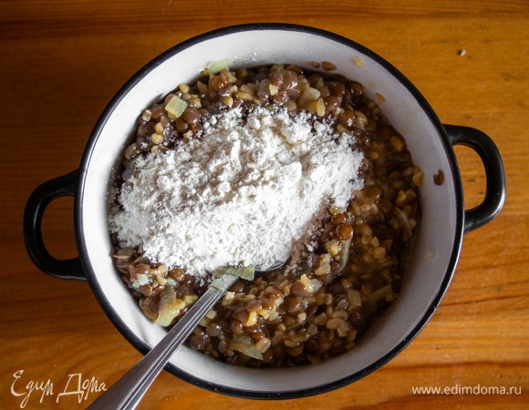 Всыпаем 1,5–2 ст. л. муки для клейкости. Замешиваем основу для оладий.