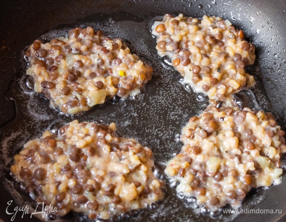 На разогретую сковороду с маслом выкладываем порционно столовой ложкой оладьи.